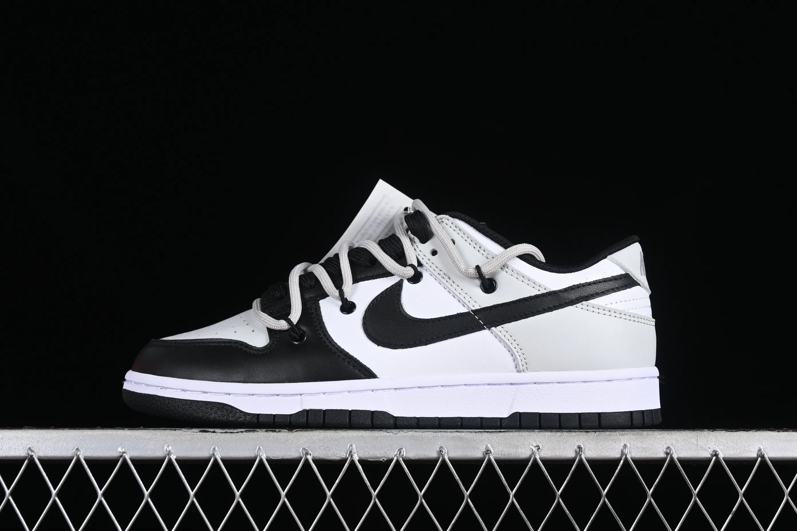 All categories Nk SB Dunk series Nk SB Dunk Low Low-top sneakers Nk Dunk Low Letter Panda Black and gray high street deconstruction SB strap low-top casual sneakers CW1590-100